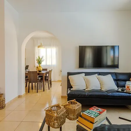 Ronika - Holidays In Coral Bay Villa