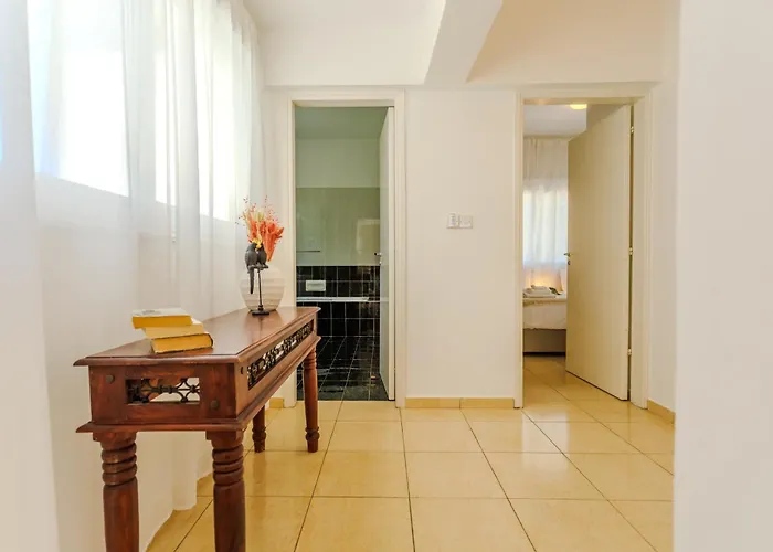 Ronika - Holidays In Coral Bay Vila