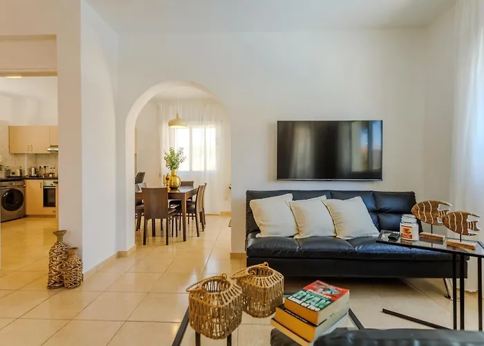 Ronika - Holidays In Coral Bay Vila