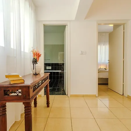 Ronika - Holidays In Coral Bay Villa