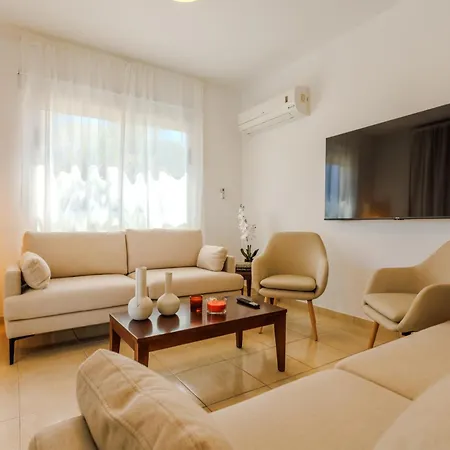 Ronika - Holidays In Coral Bay Villa